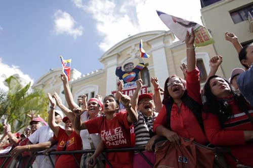 Numerosos seguidores del presidente Chávez se congregaron ayer a las afueras de la Asamblea Nacional