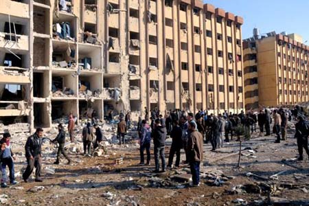 La Universidad de Alepo se ubica en el noroeste de la ciudad, un sector controlado por fuerzas gubernamentales. Así, no queda claro por qué los aviones del gobierno atacarían el inmueble, como señalan los activistas opositores.