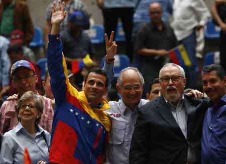 Aveledo habló a todos los venezolanos, sin discriminación, y destacó que en estos momentos los líderes deben demostrar su grandeza, tal como lo han hecho los habitantes del país.