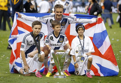 En esta foto el astro inglés del fútbol David Beckham, del Galaxy de Los Angeles, posa con sus hijos Brooklyn, Romeo y Cruz, de izquierda a derecha. (Foto AP)