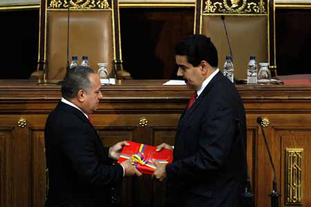 El vicepresidente ejecutivo de la República, Nicolás Maduro Moros, entrega al presidente de la Asamblea Nacional, Diosdado Cabello Rondó, el informe de gestión de la Presidencia.