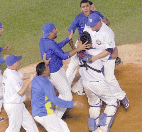 La celebración de Magallanes, en el centro del terreno (Foto News Flash)