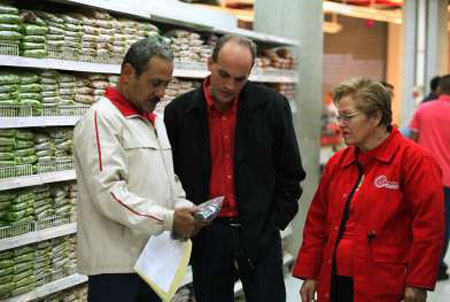 En la inspección estuvieron el titular de Alimentación, Carlos Osorio, el vicepresidente para el Área Económica Productiva Ricardo Menéndez y la ministra de Comercio, Edmée Betancourt