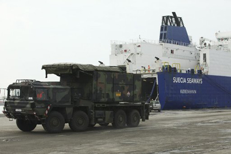 Camiones militares alemanes trasnportando misiles de defensa Patriot de la OTAN para proteger a Turquía en caso de un ataque de su vecino Siria, salen del puerto mediterráneo de Iskenderun, Turquía, el lunes 1 de enero de 2013.