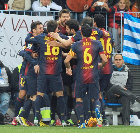 Todos celebran con el gol de Piqué (Foto AFP / Jorge Guerrero)