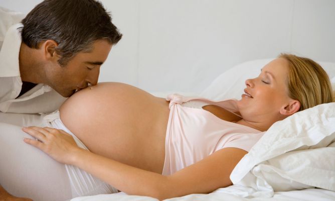 La pareja puede seguir teniendo relaciones sexuales durante el embarazo siempre y cuando ambos lo deseen