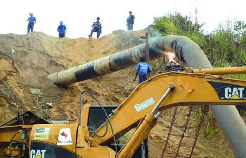 Leyenda: Personal del Imas con apoyo de Hidrocapital reparaba la nueva avería que se produjo en la tubería matriz, en el sector El Morro. (Foto: Jaime Manrique/La Voz)