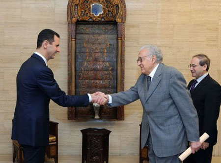 El presidente sirio, Bashar al Asad (izq), recibe al emisario internacional Lajdar Brahimi el 21 de octubre de 2012 en Damasco, en una imagen divulgada por la agencia siria SANA.