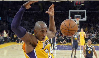 El nuevo Kobe logra sus objetivos, llevando a la victoria a los maltratados Lakers  (AP /  Mark J. Terrill)