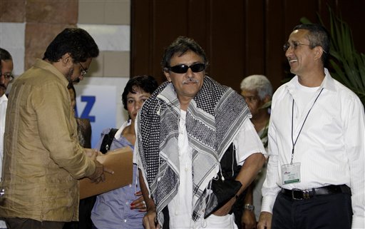 Jesús Santrich, en el centro, y Rubén Zamora, a la derecha, se paran junto a su compañero rebelde Iván Márquez, a la izquierda, jefe negociador de la guerrilla de las Fuerzas Armadas Revolucionarias de Colombia, mientras se preparan para leer un comunicado a periodistas en La Habana, Cuba, el martes 26 de febrero de 2013. (AP foto/Franklin Reyes)