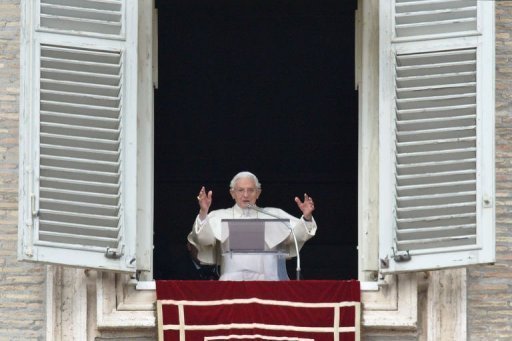 El Ángelus fue pronunciado desde la ventana del estudio privado de Benedicto XVI en el palacio apostólico, como suele ser costumbre en los meses de verano, ya que en viernes se celebra en la sala Pablo VI, que suele reunir a unas 10.000 personas.