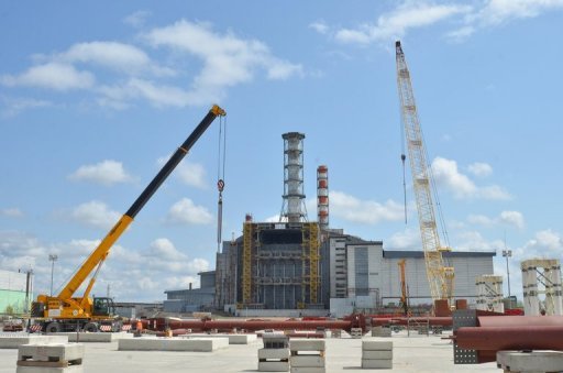 La gráfica muestra las obras de construcción de una estructura protectora de contención en Chernobyl, frente al sarcófago que cubre los restos del reactor que explotó en 1986