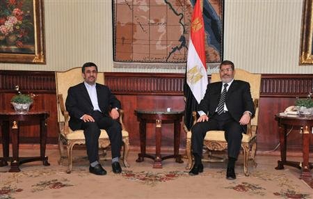 Mahmud Ahmadineyad y Mohamed Mursi se reunieron este martes en la sala presidencial del aeropuerto de El Cairo, capital de Egipto.