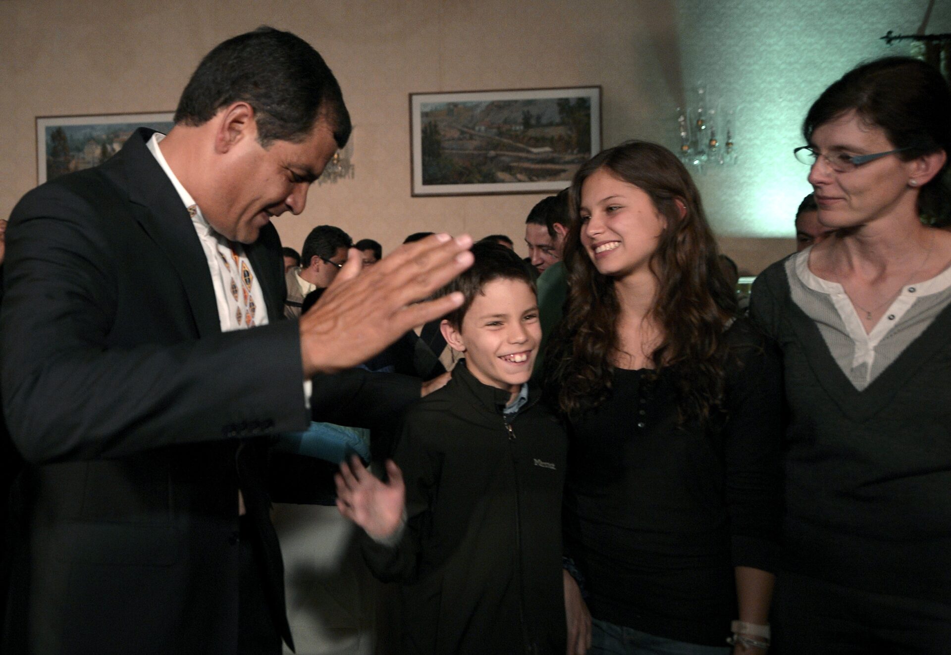 Rafael Correa celebrando con abrazos junto a su postulado para la vicepresidencia, Jorge Glasse, en medio de gritos de triunfo de sus simpatizantes en el palacio de Carondelet, sede del gobierno ecuatoriano.