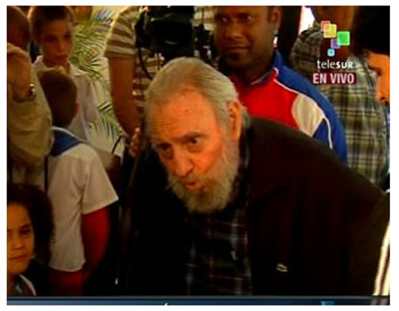 Posterior a sufragar, Fidel habló con varios de los presentes y comentó temas del mundo actual como la importancia del avance de la paz y los peligros de la guerra.