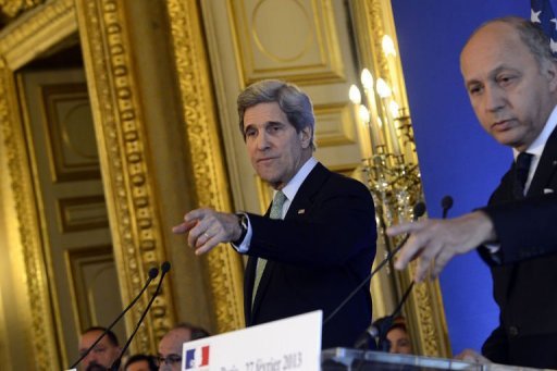 "Estamos evaluando y desarrollando formas de acelerar la transición que el pueblo sirio busca y merece", dijo Kerry en París.