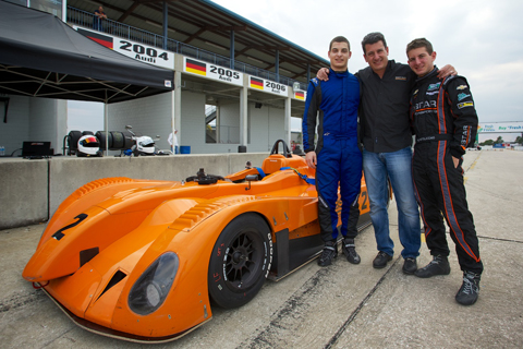 Los hermanos Christian y Gianncarlo Potolicchio junto a su padre Enzo