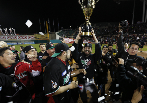 Grande la celebración de México en horas de la madrugada de ayer. AP / Andrés Leighton