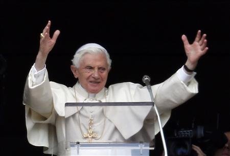 El Papa Benedicto XVI saluda en su último rezo del Angelus en la Plaza San Pedro en El Vaticano. Benedicto XVI mantendrá el título honorífico de "Su Santidad" tras su renuncia.