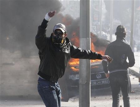 Un manifestante gesticula durante un enfrentamiento con la policía en las cercanías donde el líder opositor Chokri Belaid está enterrado