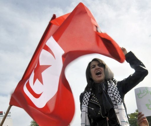 Centenares de tunecinos se manifestaban este lunes ante la Asamblea Nacional Constituyente (ANC) para exigir la dimisión del Gobierno