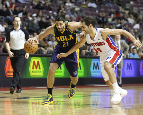 Vásquez se lleva de paseo a José Calderón en otra buena actuación con sus Hornets AP / Duane Burleson