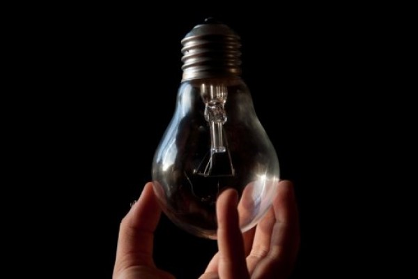 Un trío de canadienses afirmaron el miércoles haber inventado la bombilla de luz más eficiente energéticamente del mundo