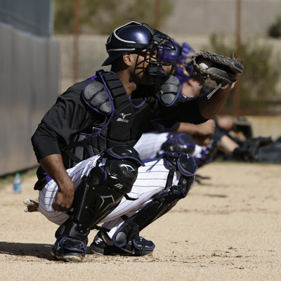 “Toñito” se encuentra fajado en su trabajo con los Rockies de Colorado en Arizona. AP / Darron Cummings