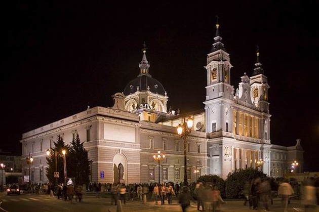 La policía española desactivó el jueves una pequeña bomba casera en el interior de la catedral madrileña.