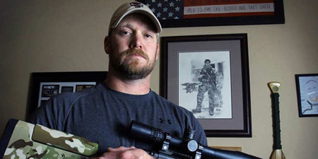 Chris Kyle formó parte de la unidad de elite SEAL de la Marina estadounidense y combatió en Irak, donde mató al menos a 150 insurgentes entre 1999 y 2009, según cifras oficiales del Pentágono, aunque él aseguraba que fueron más de 250.