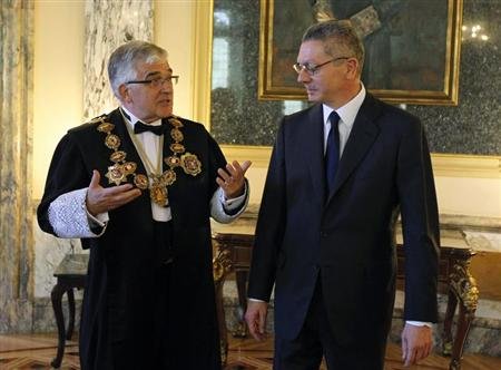 En esta imagen de archivo, el ministro de Justicia, Alberto Ruiz-Gallardón, habla con el recién nombrado presidente del Consejo General del Poder Judicial (CGPJ), Gonzalo Moliner, en el Tribunal Supremo de Madrid.
