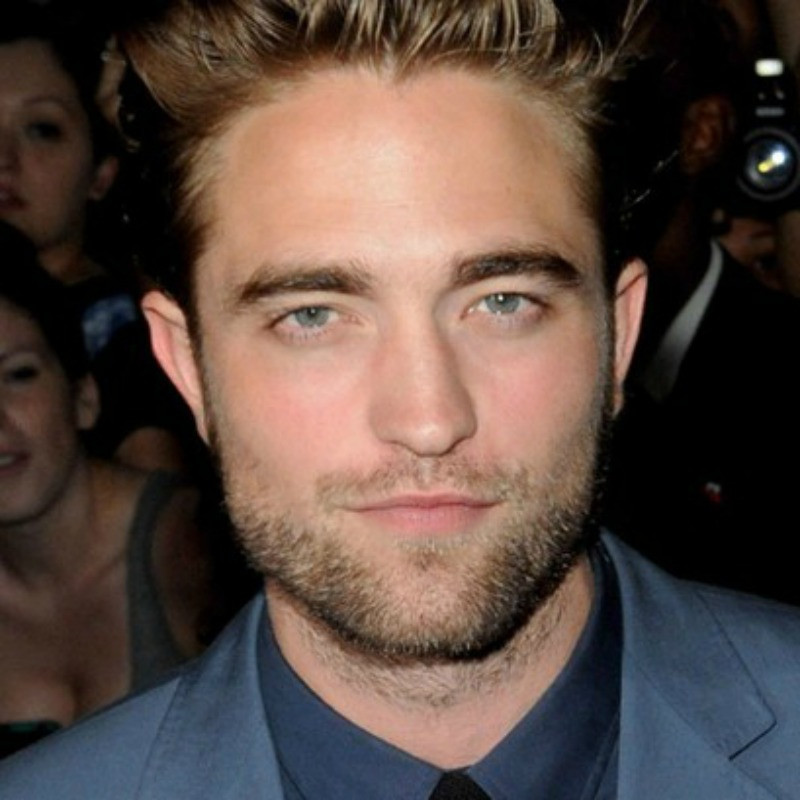 Pattinson se encontraba hundido y desolado tras enterarse que su chica, Kristen Stewart, le había sido infiel con el director de ‘Blancanieves’