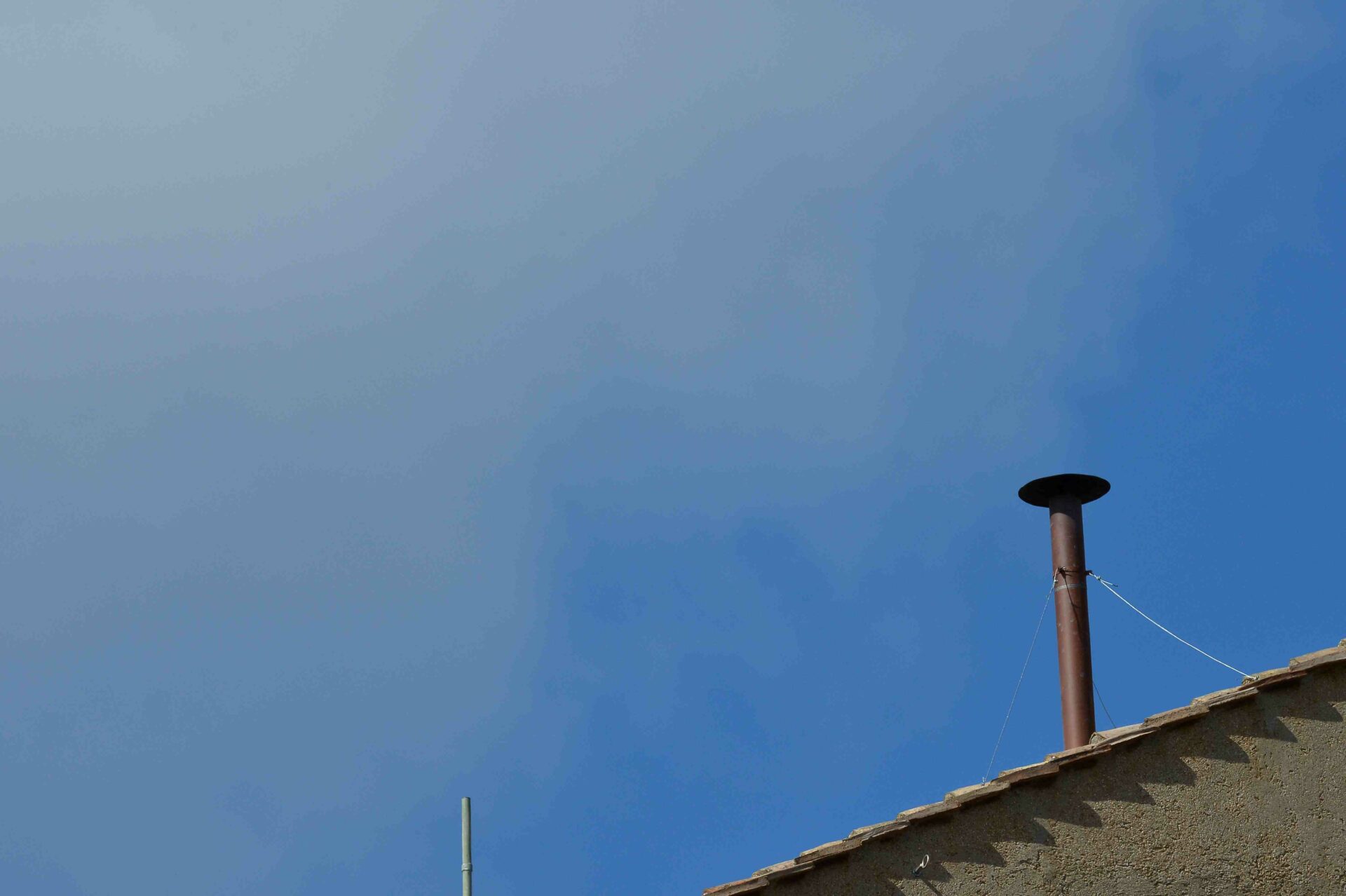 Chimenea ubicada en el techo de la Capilla Sixtina donde se prepara el conclave para la elección delcnuevo papa