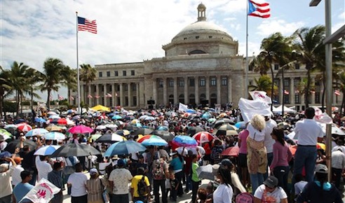 Numerosas personas protestan frente al capitolio en contra de que se promueva cualquier iniciativa a favor de la legalizaciÛn del matrimonio entre personas del mismo sexo en San Juan, Puerto Rico, el 18 de febrero de 2013. (AP Foto/El Vocero, Sebasti·n M·rquez VÈlez)