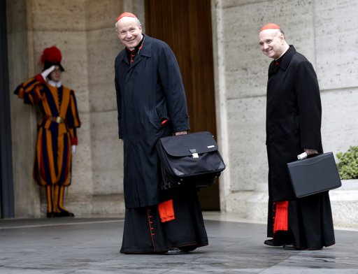 Los cardenales Christoph Schoenborn, al centro, y Angelo Comastri llegan para participar en la reunión vespertina en el Vaticano.