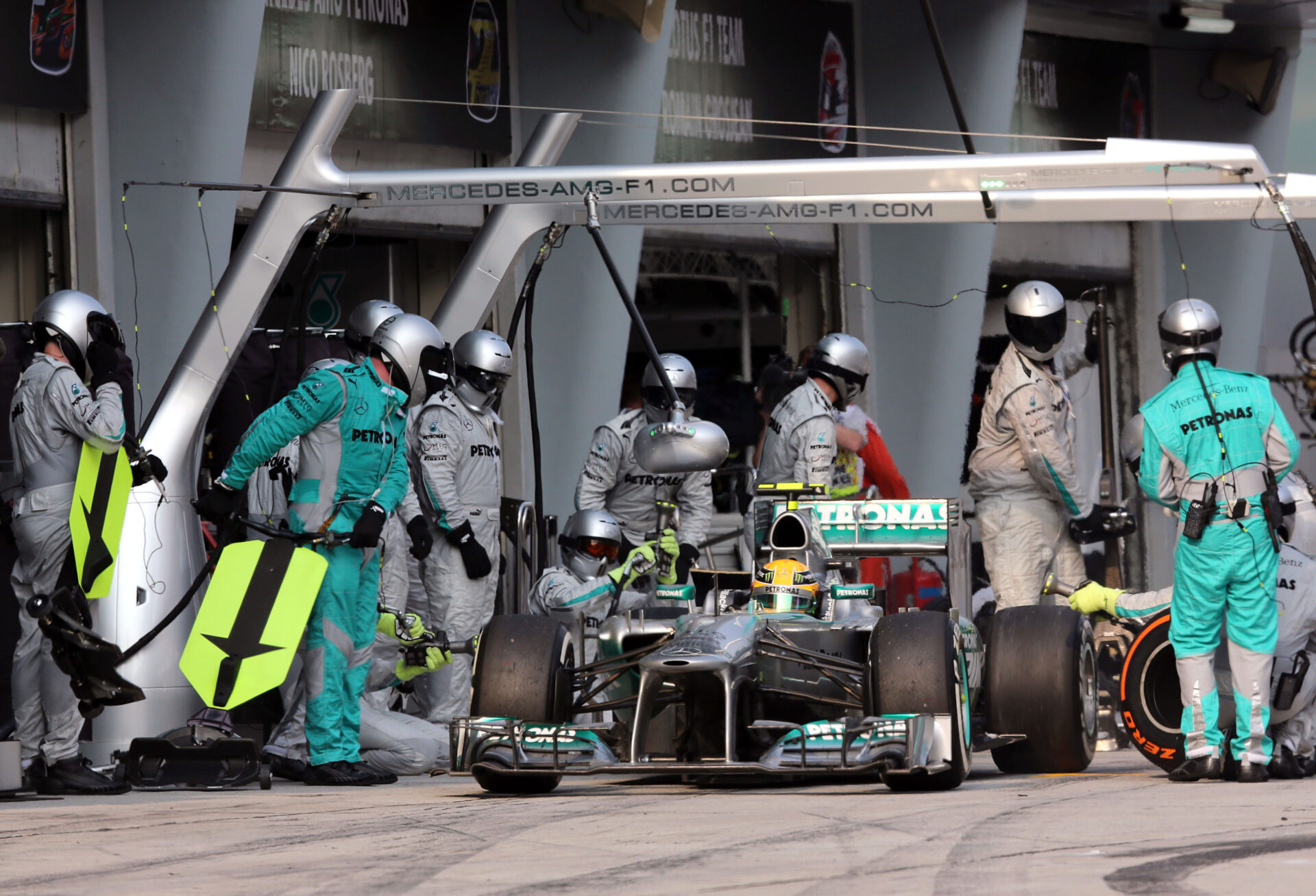 Lewis Hamilton se equivocó de boxes y entró al de su antiguo equipo, McLaren. Foto AP/Andy Wong