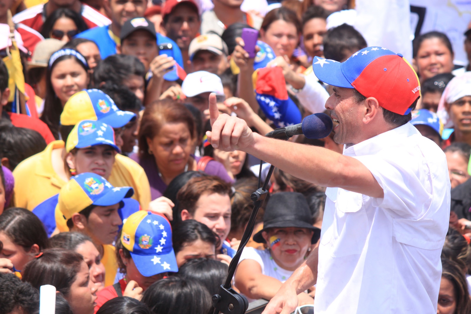 Aseveró Henrique Capriles en sus giras de este martes que "Venezuela está llena de obras y promesas inconclusas".