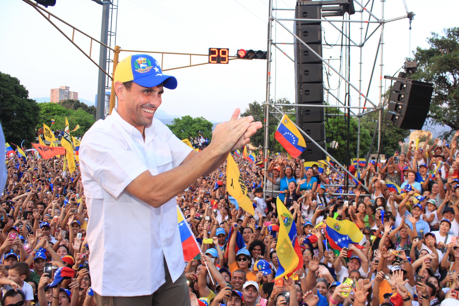 Capriles también refirió sentirse orgulloso del nombre que lleva su comando de campaña: “Somos el Comando Simón Bolívar".