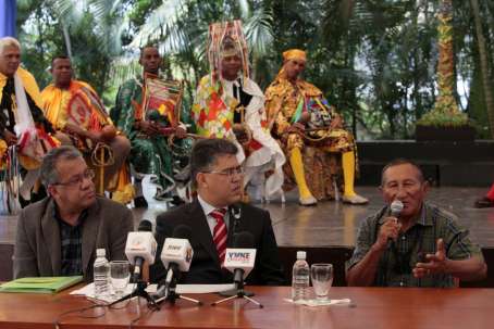 El canciller Elías Jaua Milano, junto al viceministro de la Diversidad Cultural, Benito Irady y un representante del pueblo Mapoyo.