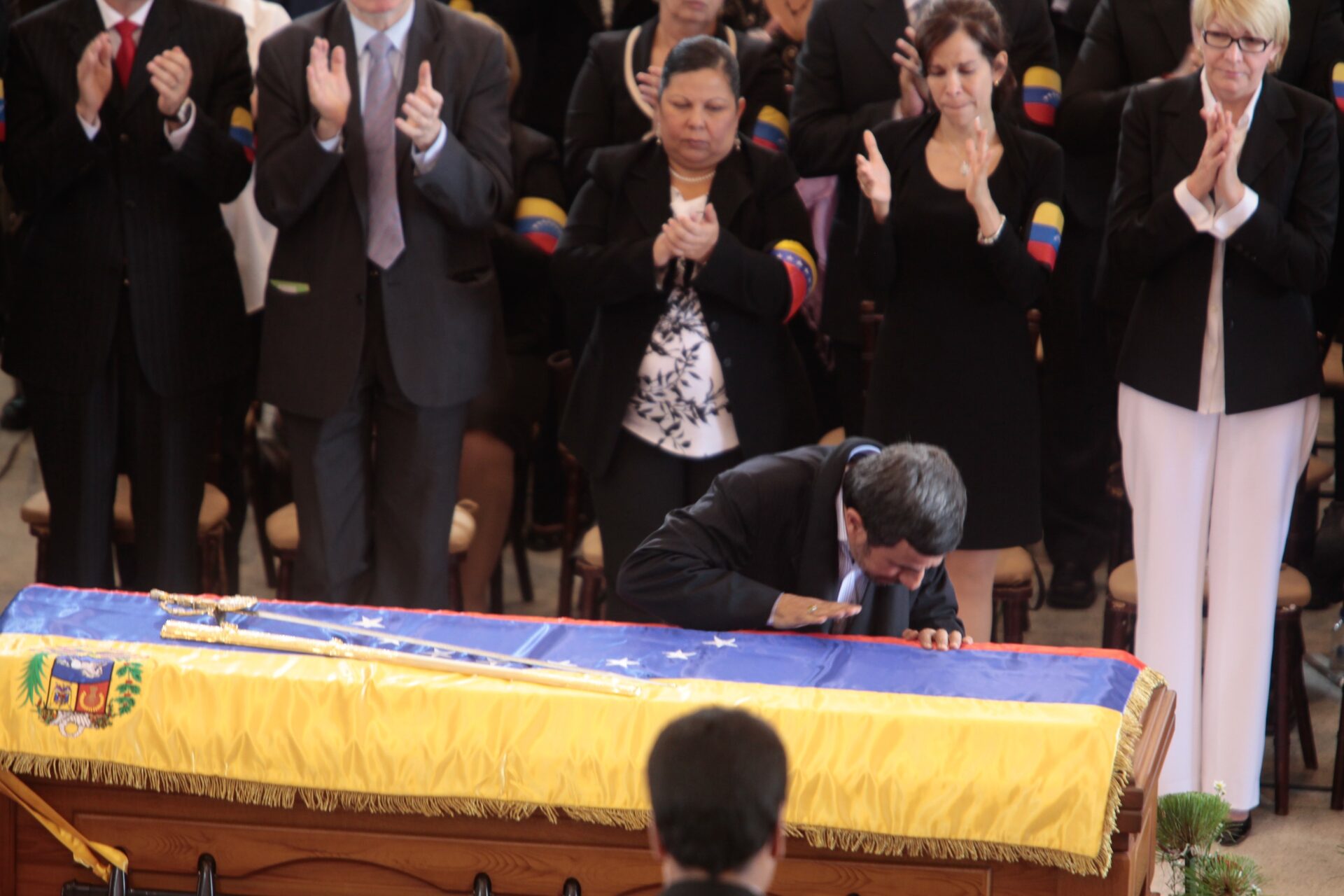 El mandatario iraní, Mahmud Ahmadineyad, al final de la guardia de honor que le correspondió, con lágrimas en los ojos besó el féretro que contiene los restos del mandatario venezolano.