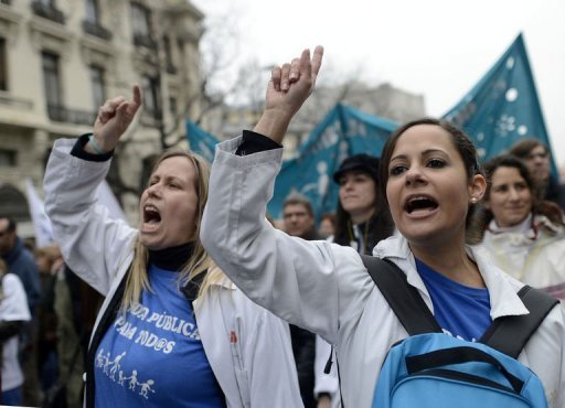 Desde el mes de noviembre, los sindicatos de salud organizan regularmente estas 'mareas blancas', en protesta por loa anunciados recortes sanitarios.