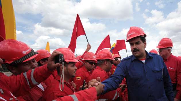 En el acto acompañaron a Maduro el ministro de Petróleo y Minería, Rafael Ramírez, y el vicepresidente de Exploración y Producción de Petróleos de Venezuela (Pdvsa), Eulogio del Pino.