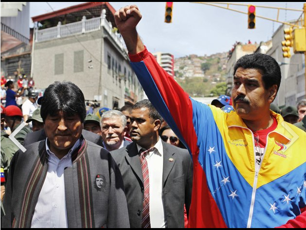 El presidente boliviano, Evo Morales y el vicepresidente venezolano, Nicolás Maduro, junto a cientos de seguidores, acompañan el féretro del fallecido presidente de Venezuela.