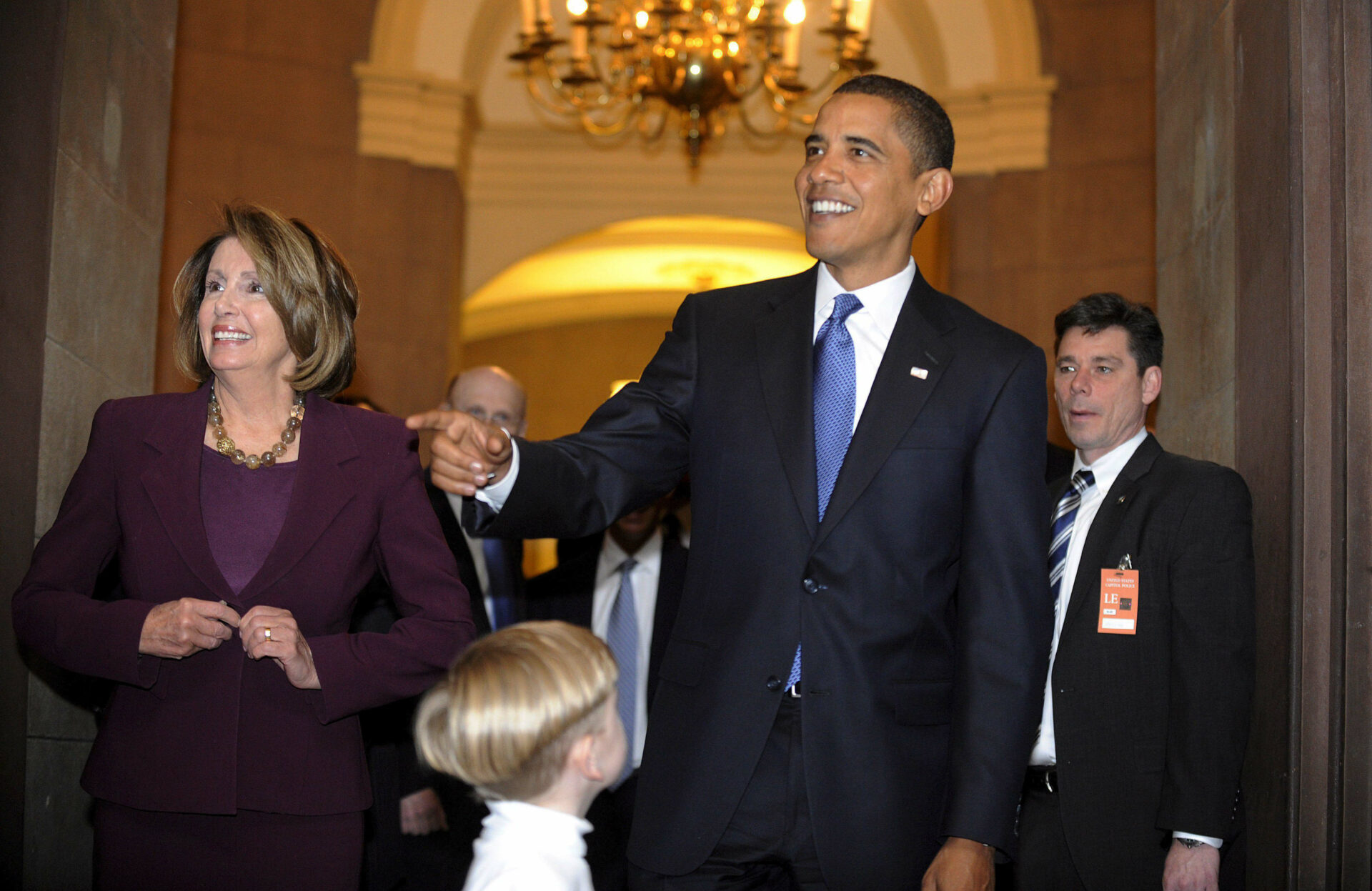 Presidente Barack Obama sale de una reunión con líderes demócratas en Capitolio