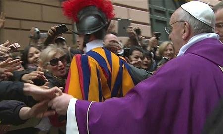 Francisco se dio el domingo un baño de multitudes en el rezo de su primer Angelus, pero dicen quienes lo conocen que el papa está muy tranquilo a pesar de tanta expectación.