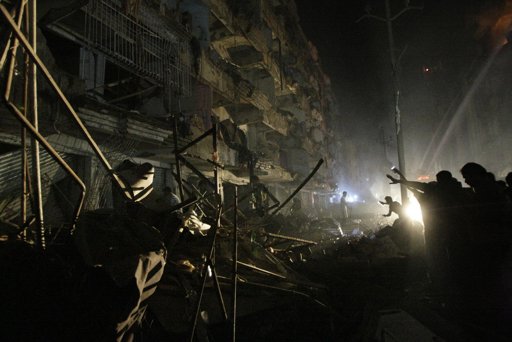 Pakistaníes observan el lugar donde se produjo una explosión en Karachi, el domingo 3 de marzo de 2013.