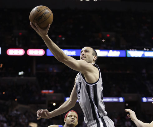 Manu tomó el lugar del lesionado Toni Parker y cumplió en una nueva victoria de los Spurs  Foto AP / Eric Gay