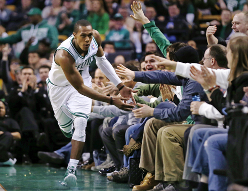 FOTO Boston Celtics guard Rajon Rondo (9) reaches out as he is congratulated by fans after a basket against the Charlotte Bobcats//AP Photo/Charles Krupa