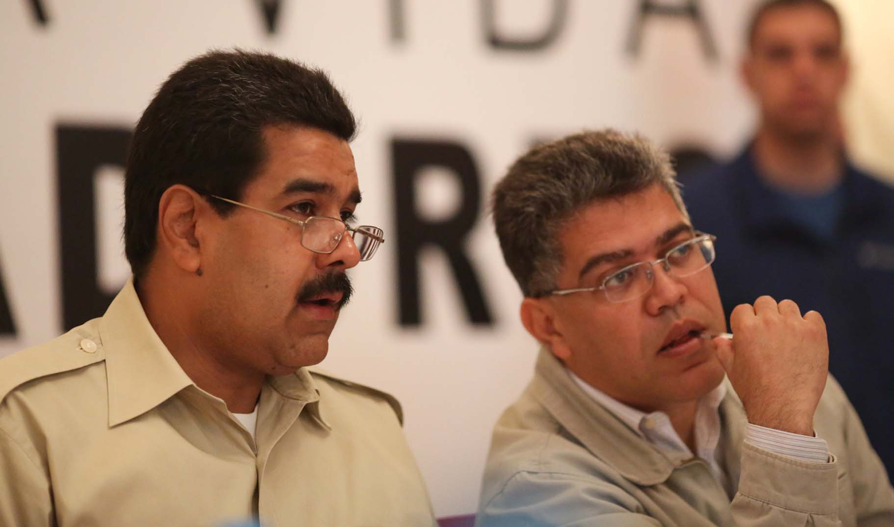 El presidente encargado Nicolás Maduro Moro y el canciller Elías Jaua Milano, dialogan durante el encuentro realizado en el Circulo Militar.