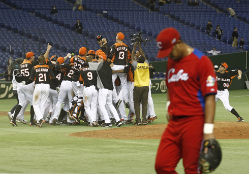 El inicialista José Abreu se retira triste del terreno, mientras Holanda celebra
AP / Koji Sasahara